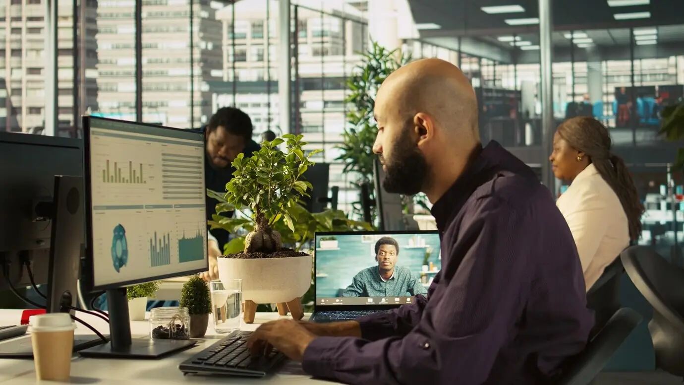 A business manager is on a video call with a worker who is attending a briefing meeting.